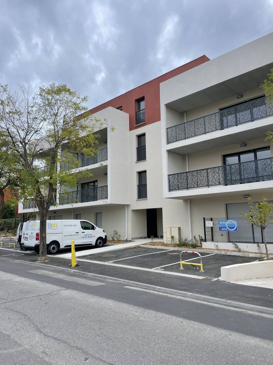 Peinture 3000 applique un enduit de façade et une peinture extérieure sur une résidence neuve à Plan de Cuques