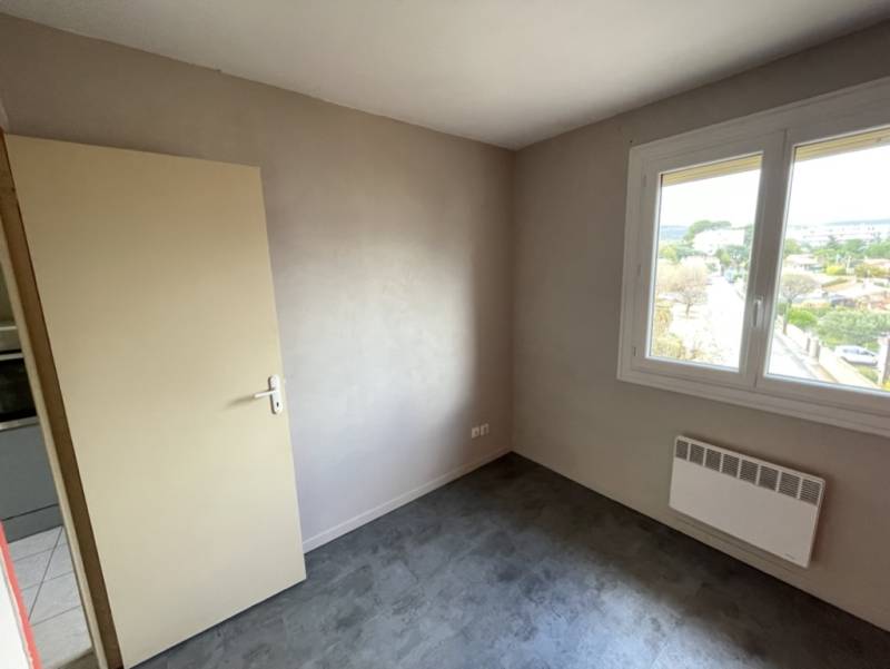 Pose d’un parquet flottant dans un appartement avec peinture murale à La Ciotat