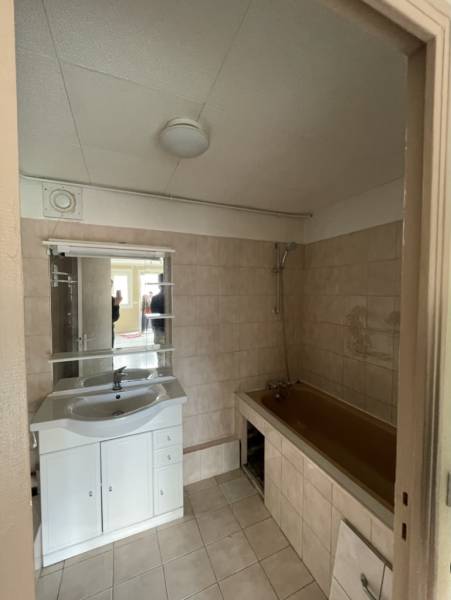 Pose d’un parquet flottant dans un appartement avec peinture murale à La Ciotat