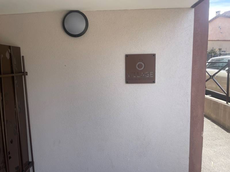 Réalisation de la peinture extérieur de la façade d'une immeuble au Castellet