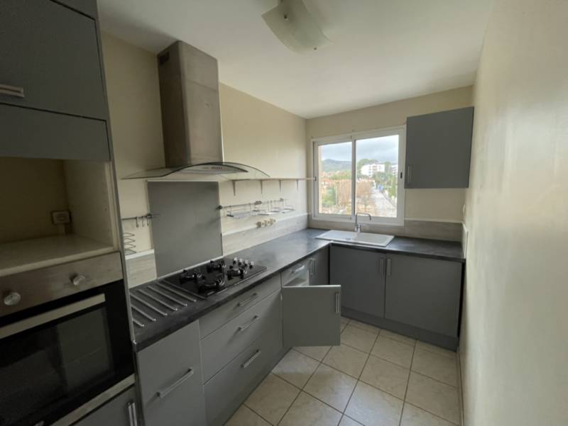 Pose d’un parquet flottant dans un appartement avec peinture murale à La Ciotat