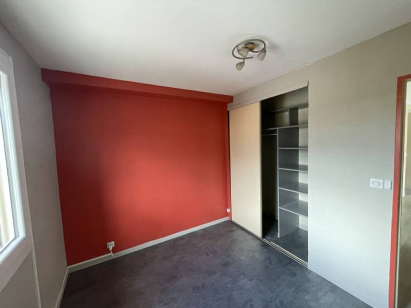 Pose d’un parquet flottant dans un appartement avec peinture murale à La Ciotat