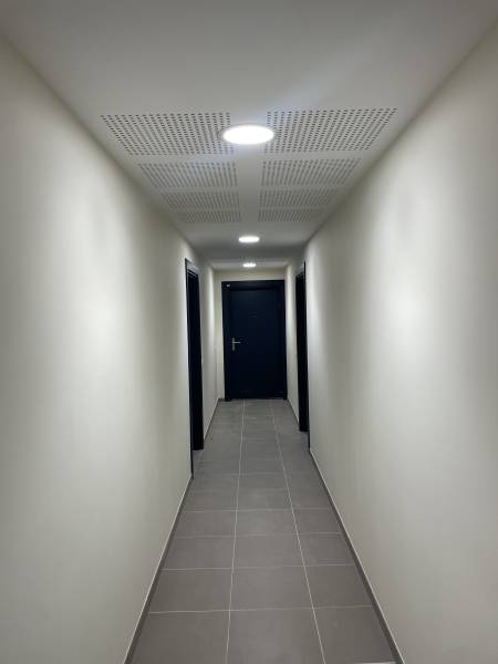 Peinture 3000 harmonise les teintes murales dans les couloirs d’une résidence neuve à Plan de Cuques