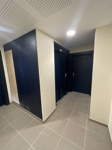 Peinture 3000 réalise des finitions soignées dans le hall d’ascenseurs d’une résidence neuve à Plan de Cuques.