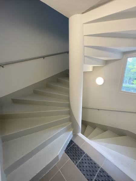 Peinture 3000 sécurise les escaliers avec une peinture de sol antidérapante à Plan de Cuques