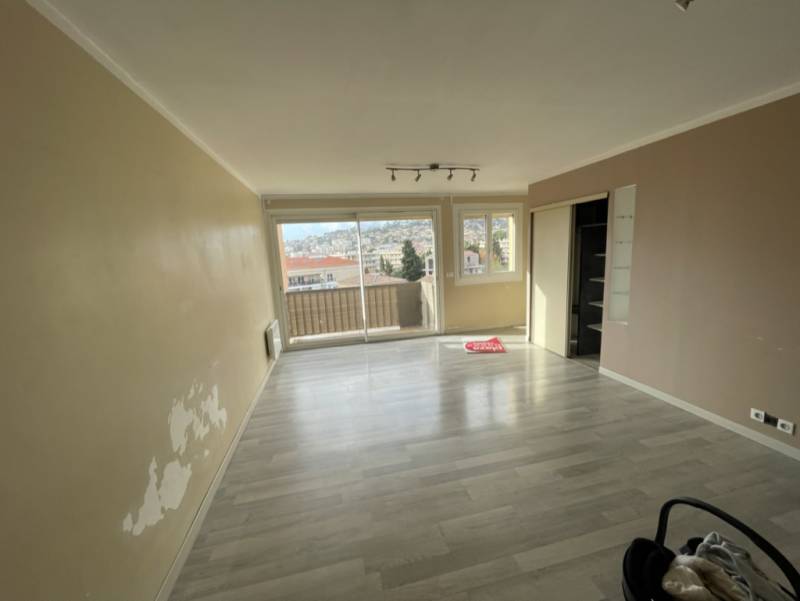 Pose d’un parquet flottant dans un appartement avec peinture murale à La Ciotat