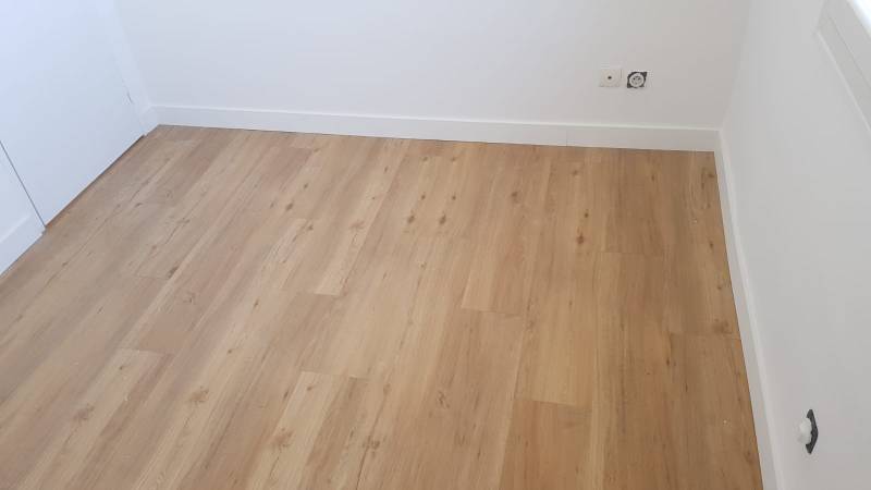 Pose d’un parquet flottant dans un appartement avec peinture murale à La Ciotat