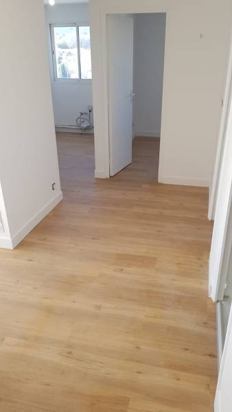 Pose d’un parquet flottant dans un appartement avec peinture murale à La Ciotat