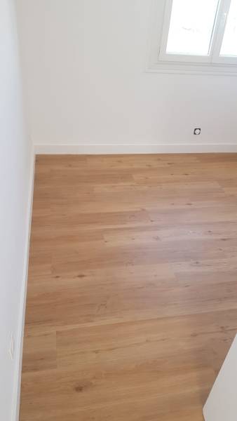 Pose d’un parquet flottant dans un appartement avec peinture murale à La Ciotat