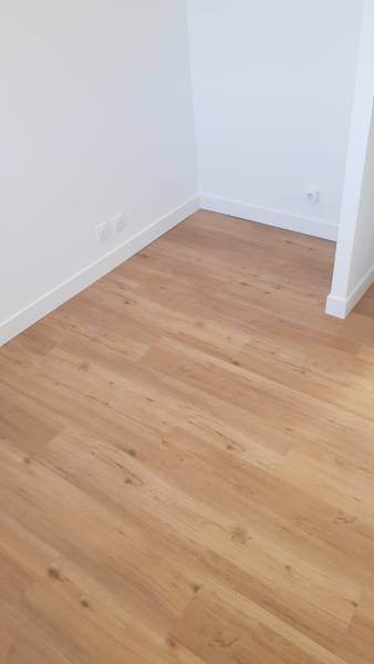 Pose d’un parquet flottant dans un appartement avec peinture murale à La Ciotat