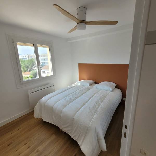 Pose d’un parquet flottant dans un appartement avec peinture murale à La Ciotat