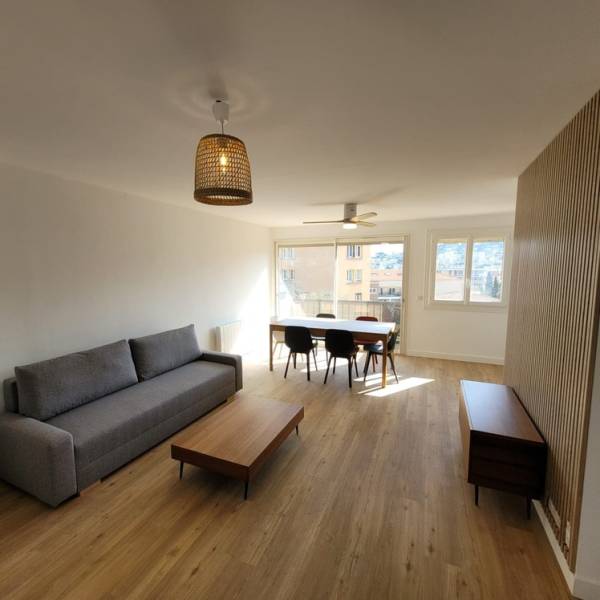 Pose d’un parquet flottant dans un appartement avec peinture murale à La Ciotat