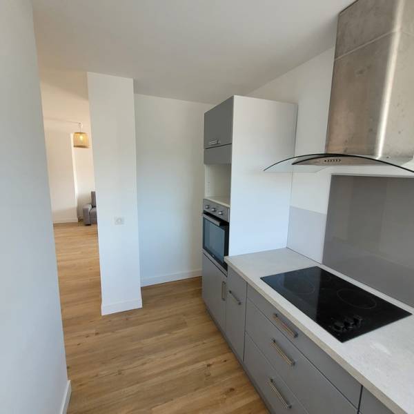 Pose d’un parquet flottant dans un appartement avec peinture murale à La Ciotat